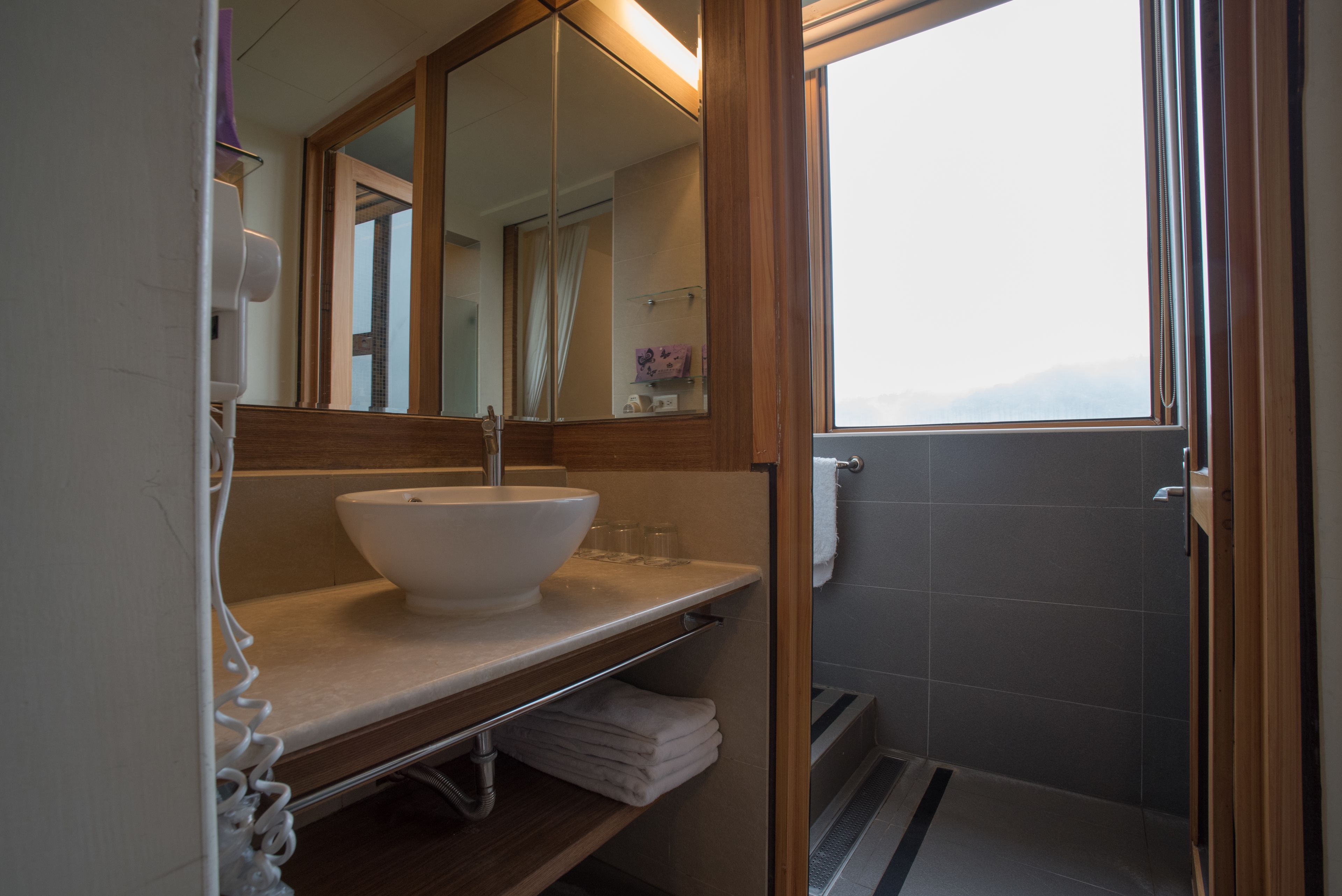 separate bathtub and shower, deep-soaking bathtub, rainfall showerhead