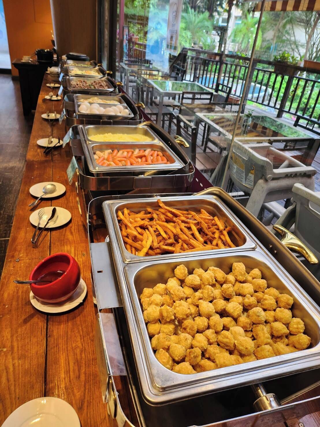 2 restaurants, lunch, dinner served; chinese cuisine