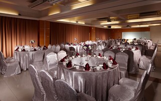 2 restaurantes; se sirven almuerzos, cenas y cocina china 