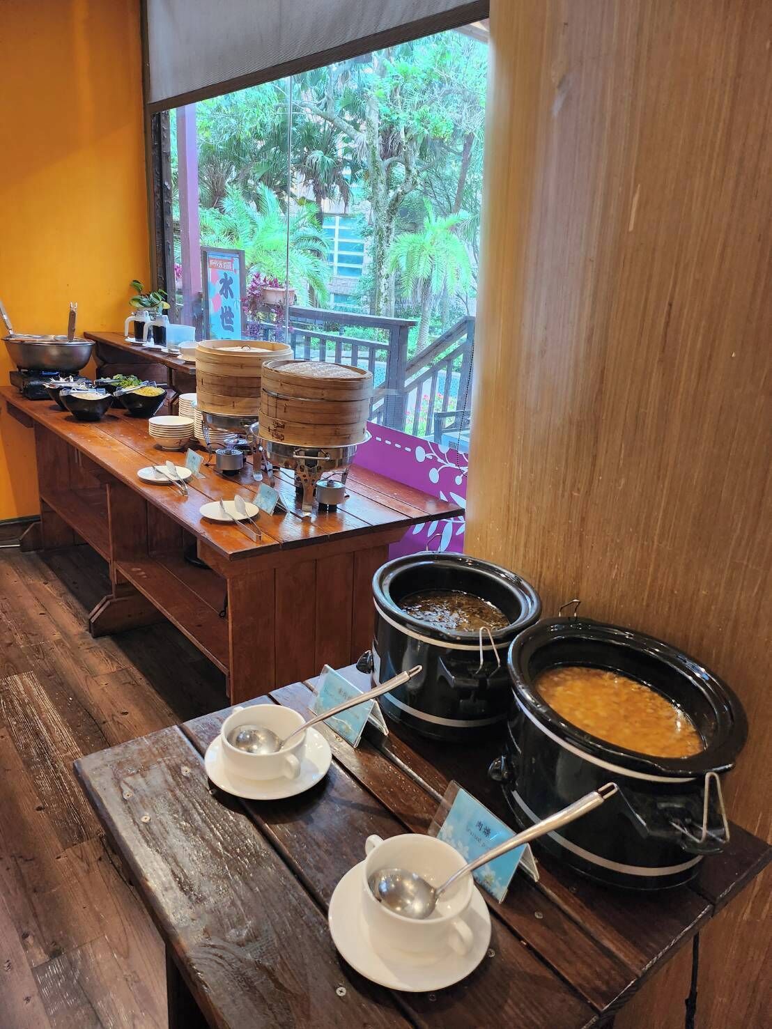 2 restaurants, lunch, dinner served; chinese cuisine