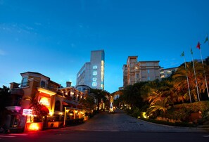 Façana frontal de l'allotjament (vespre/nit)