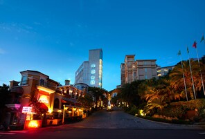 Πρόσοψη καταλύματος - απόγευμα/βράδυ