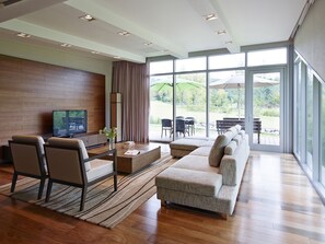 Desk, blackout curtains, free WiFi