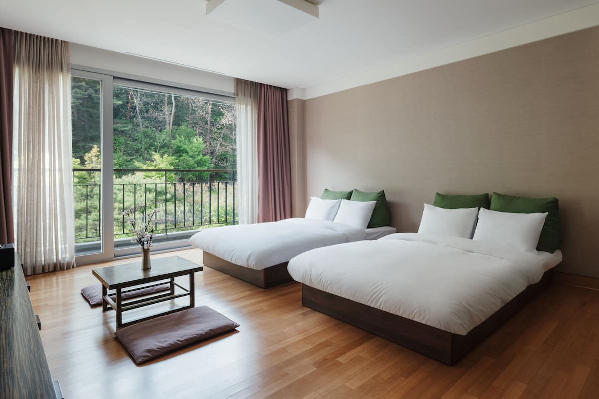 1 bedroom, desk, blackout drapes, free WiFi