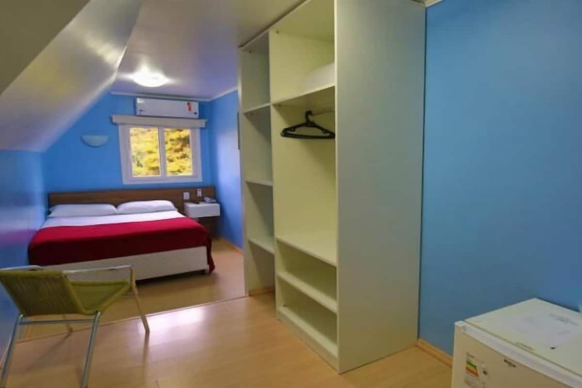 Minibar, wifi gratis y ropa de cama