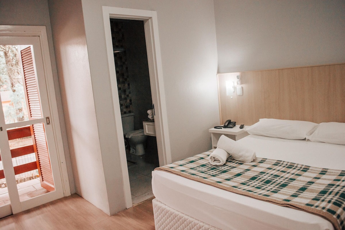 Minibar, wifi gratis y ropa de cama