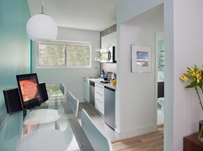 Suite – premium, 1 soverom | Eget tekjøkken | Espressomaskin, mikrobølgeovn, oppvaskmaskin og kjøkkenutstyr