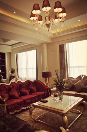 总统套房, 1 张特大床 | 迷你吧、客房内保险箱、办公桌、遮光窗帘