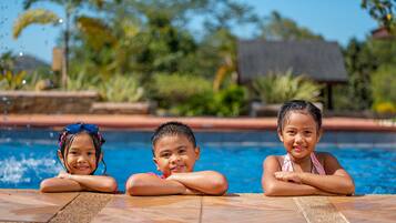 3 outdoor pools, sun loungers