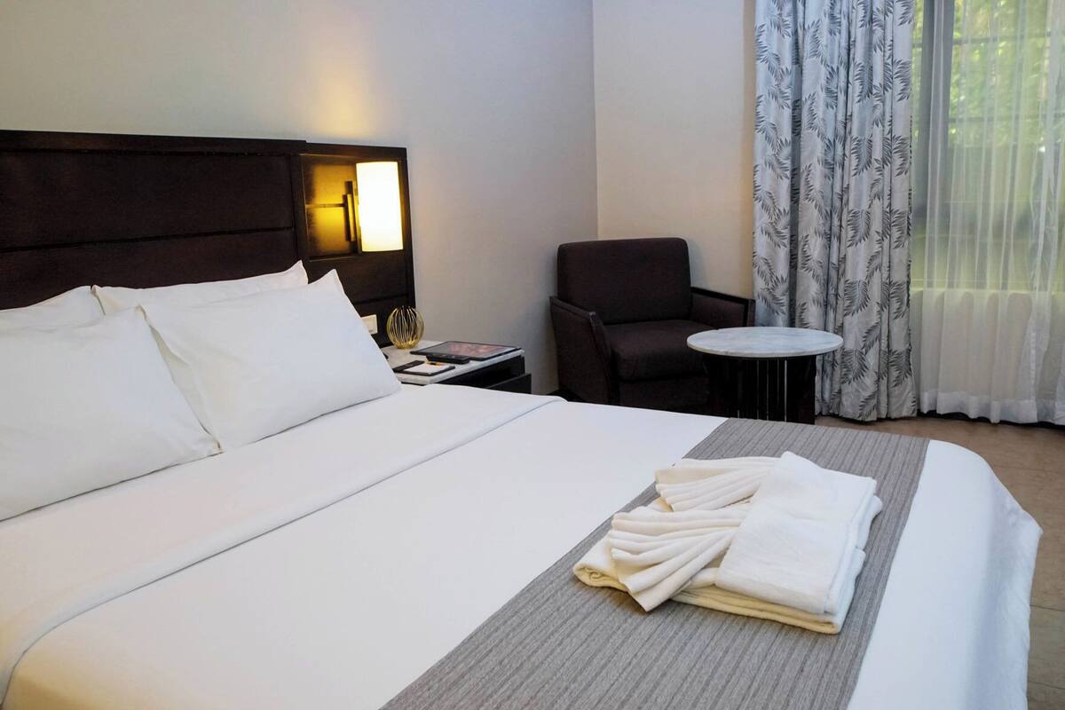 Premium bedding, in-room safe, desk, laptop workspace
