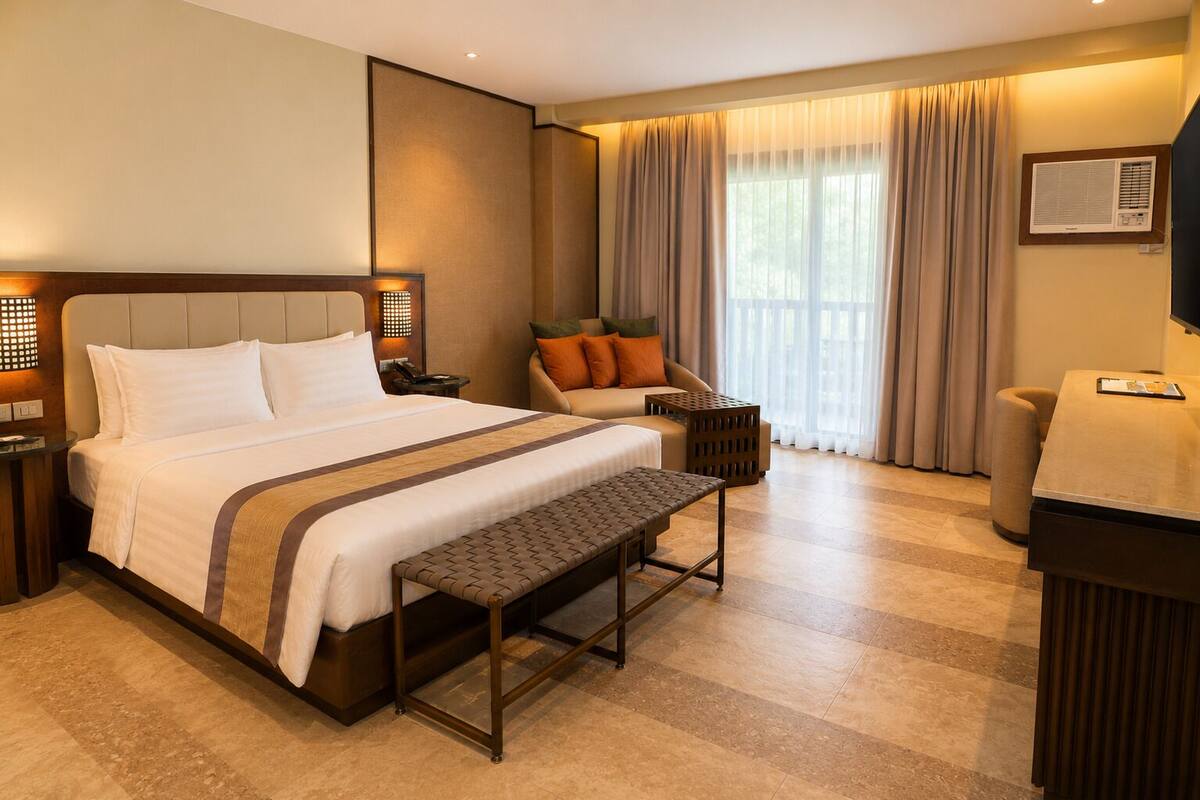 East Wing Grand Premier | Premium bedding, in-room safe, desk, laptop workspace