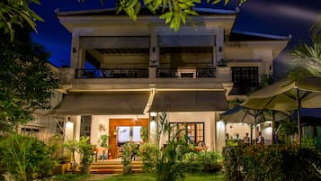 ด้านหน้าที่พัก - ตอนเย็น/กลางคืน