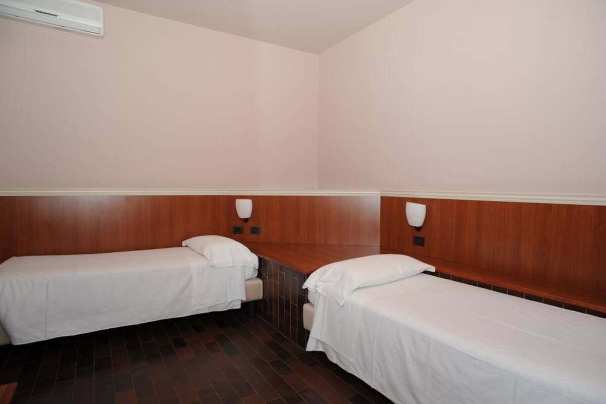 In-room safe, desk, free WiFi