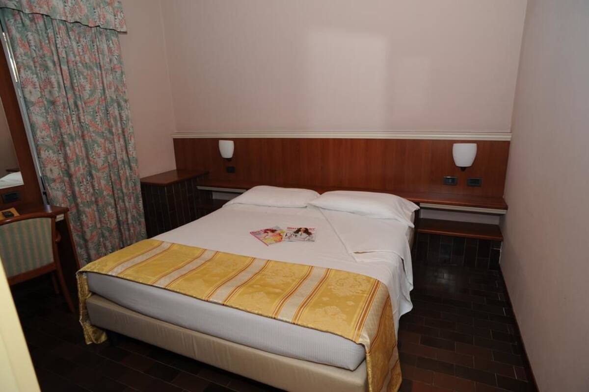 In-room safe, desk, free WiFi