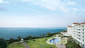 A resort with a large pool, a gazebo, and a view of the ocean. - Kumho Jeju Resort (Seogwipo)
