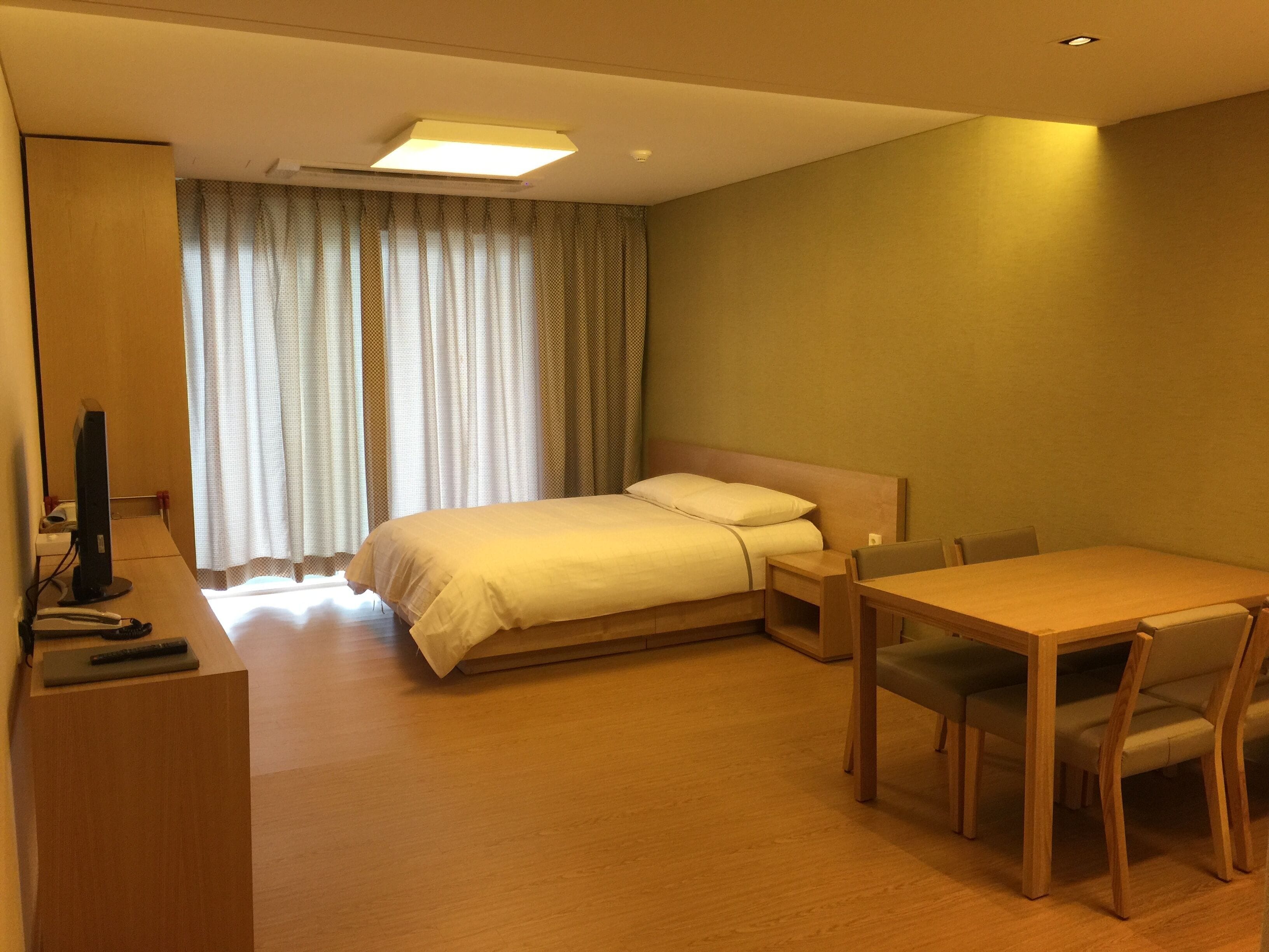 1 bedroom, desk, free wifi, bed sheets