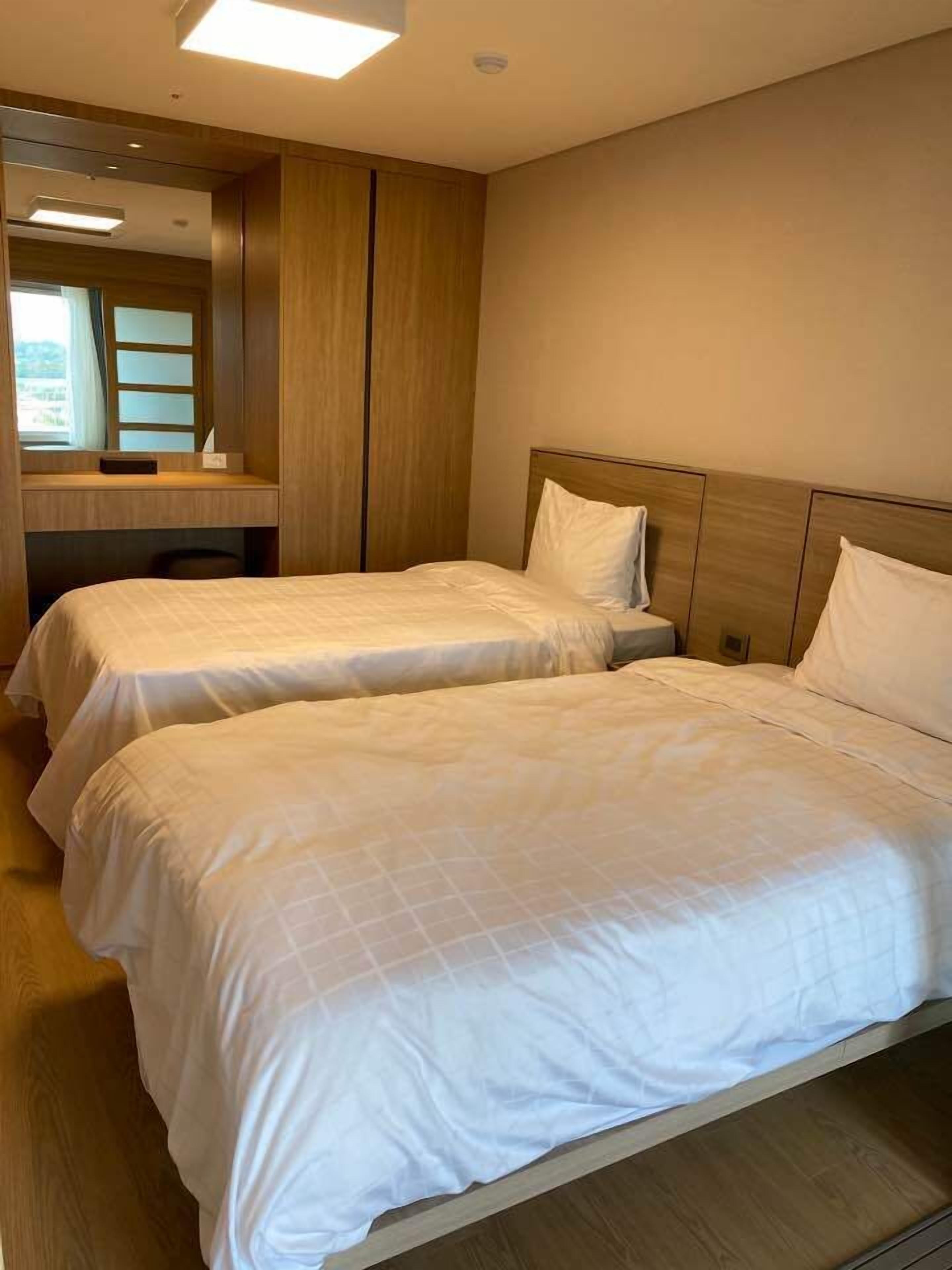 1 bedroom, desk, free wifi, bed sheets