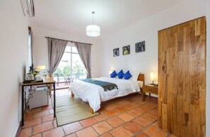 Minibar, in-room safe, individually decorated, individually furnished - Jasmine Terrace Villa Boutique Hotel (Phnom Penh)