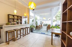 Breakfast, lunch, dinner served; international cuisine, garden views 