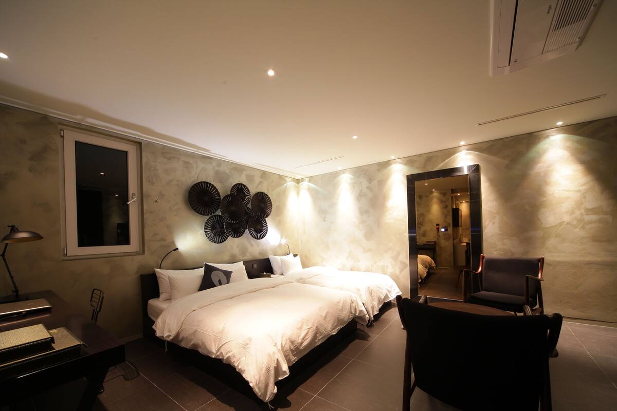 Designers Suite, Multiple Beds | Bureau, fer et planche à repasser, accès au Wi-Fi (inclus), décor unique