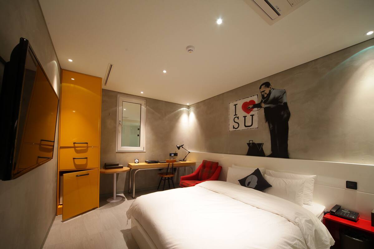 Chambre Deluxe double | Bureau, fer et planche à repasser, accès au Wi-Fi (inclus), décor unique