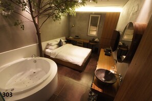 Deluxe Double Room | Individually decorated, individually furnished, desk, iron/ironing board - Hotel The Designers Samseong (Seoul)