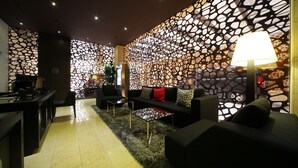 Lobby sitting area - Hotel The Designers Samseong (Seoul)