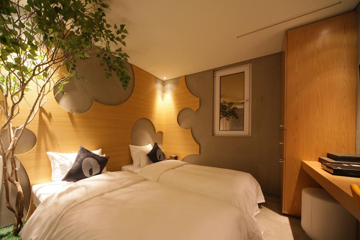 Chambre Deluxe avec lits jumeaux | Bureau, fer et planche à repasser, accès au Wi-Fi (inclus), décor unique