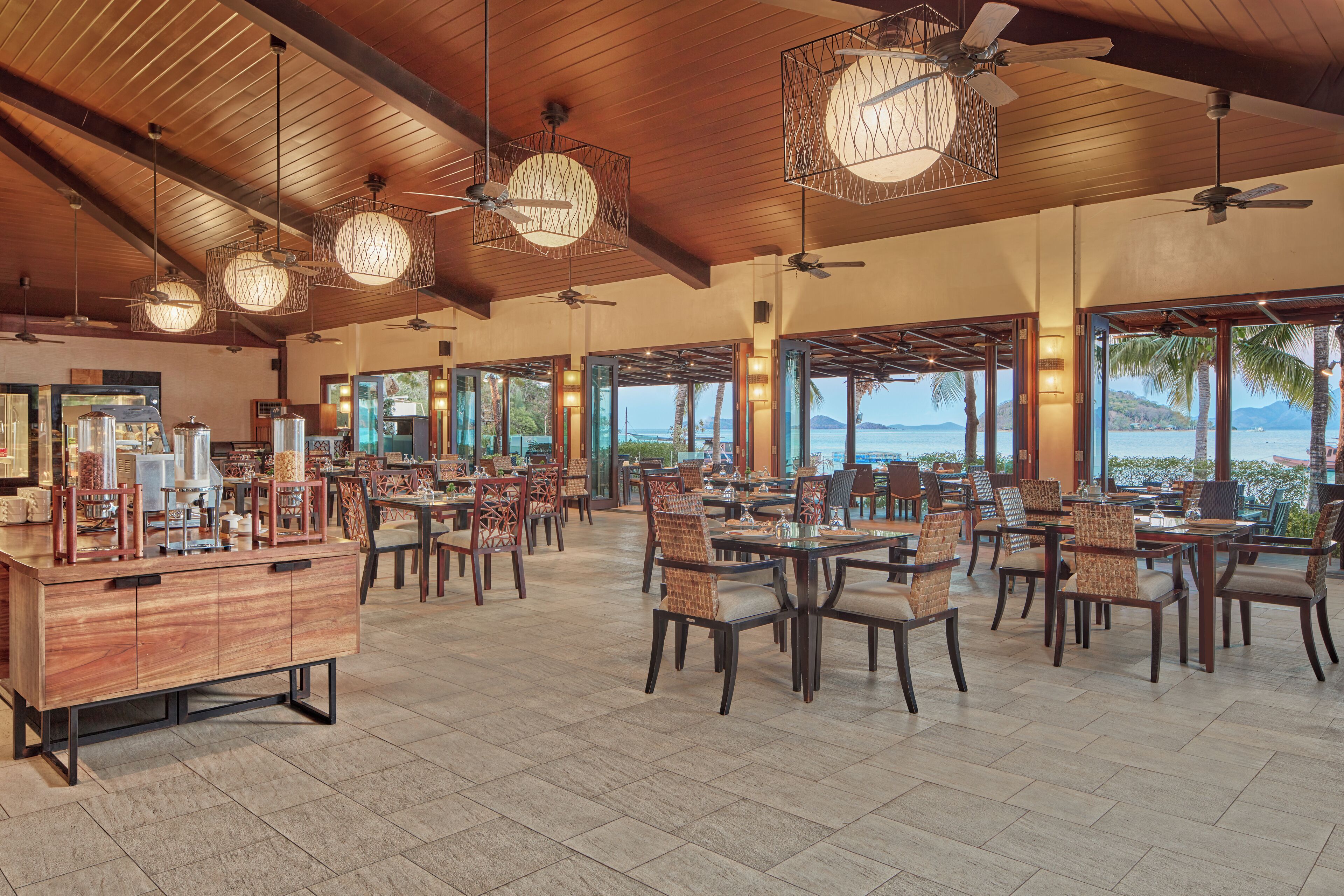 breakfast, lunch, dinner served; international cuisine, sea views