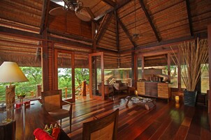 Un sauna, una bañera de hidromasaje, tratamientos corporales