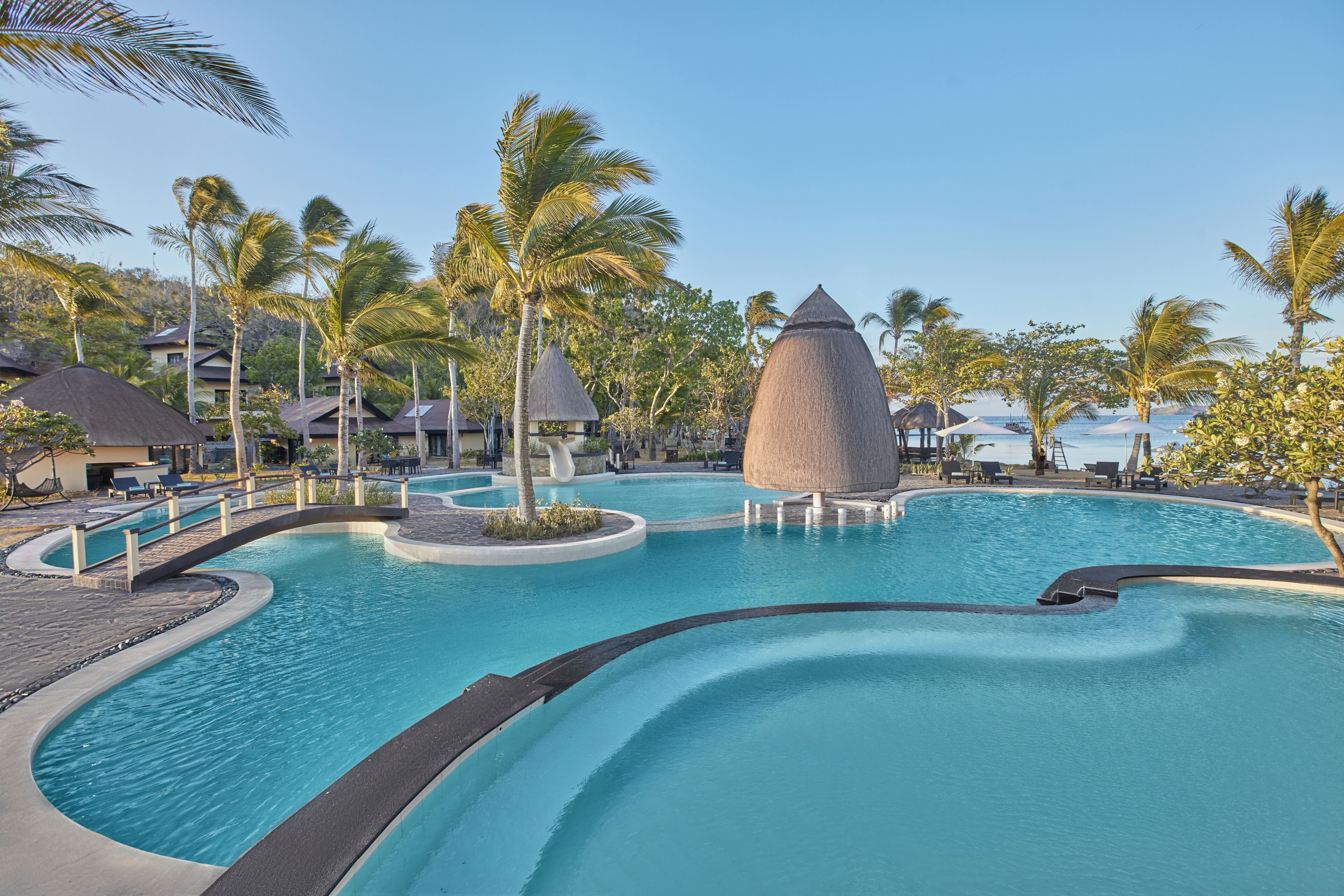 室外游泳池，池畔遮阳伞，日光浴躺椅