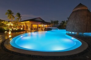 Outdoor pool, pool umbrellas, pool loungers - Two Seasons Coron Island Resort  (Coron)