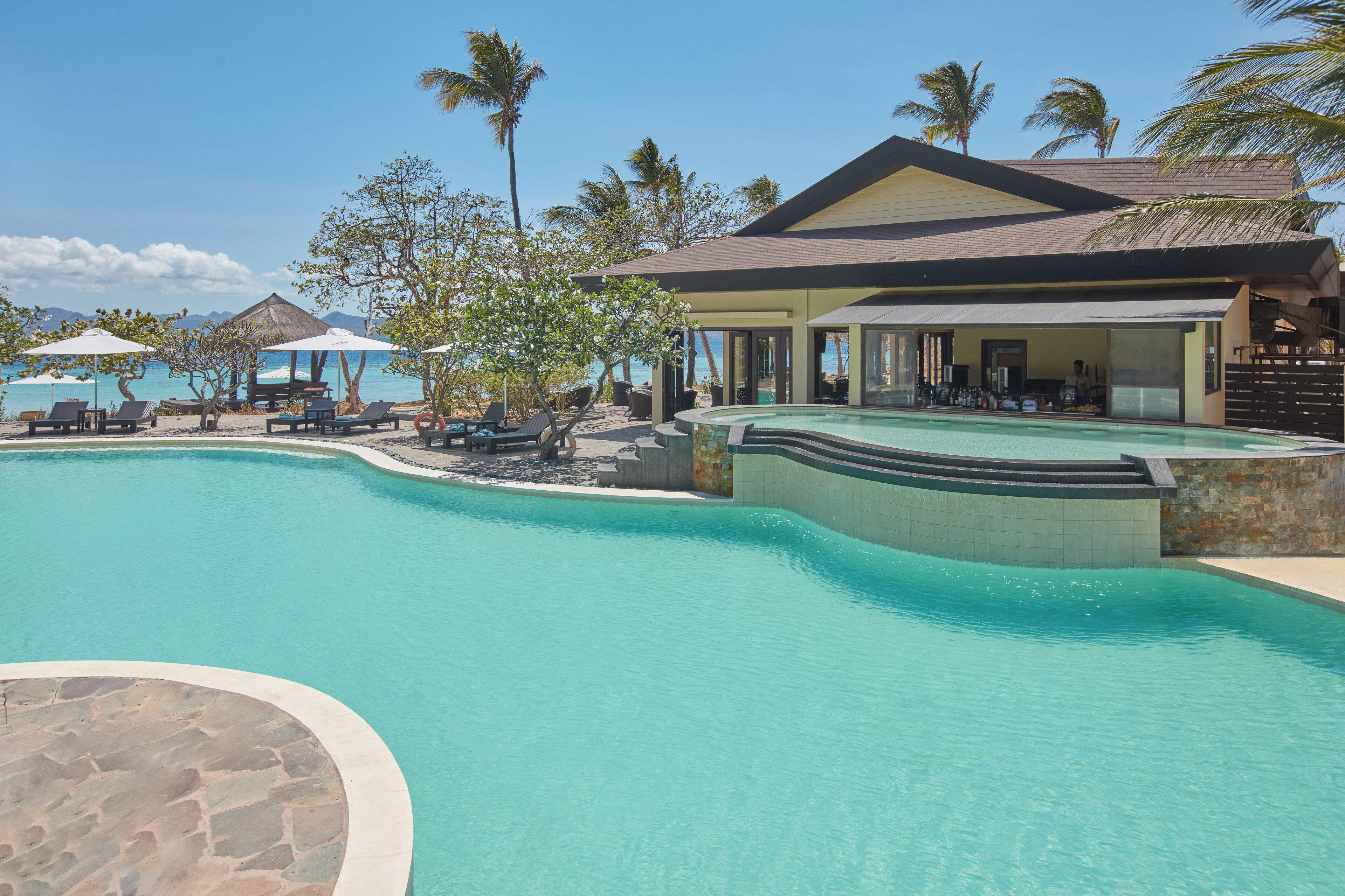 室外泳池；泳池傘、躺椅