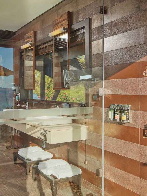 Island Tip Bungalow | Bathroom | Shower, rainfall showerhead, free toiletries, hair dryer