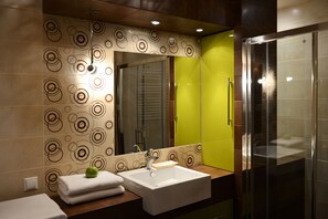 Appartement Deluxe, 1 lit double et 1 canapé-lit | Lavabo de la salle de bain