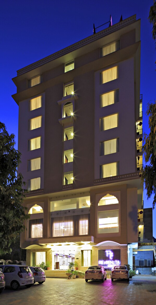 Overnatningsstedets facade – aften/nat
