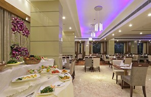 Se sirven cenas y cocina india, restaurante con mesas al aire libre 