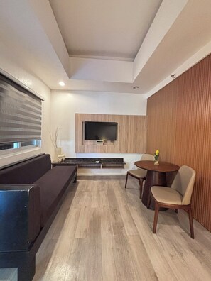 Deluxe King Room | Free WiFi, bed sheets - Forest Crest Nature Hotel and Resort (Nasugbu)