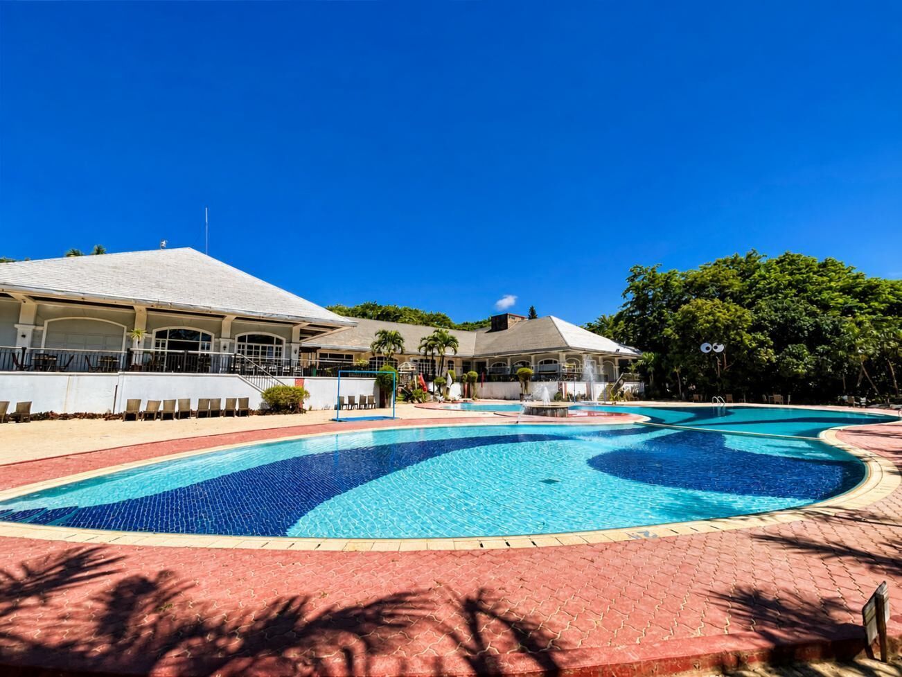 3 outdoor pools, open 8:00 AM to 5:00 PM, sun loungers