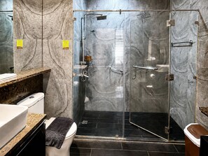 Suite, 2 slaapkamers | Badkamer | Een douche, een regendouche, gratis toiletartikelen, pantoffels