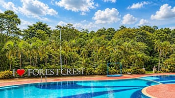 3 outdoor pools, open 8:00 AM to 5:00 PM, sun loungers