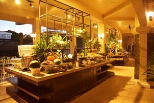 Desayuno buffet diario (PHP 500 por persona)