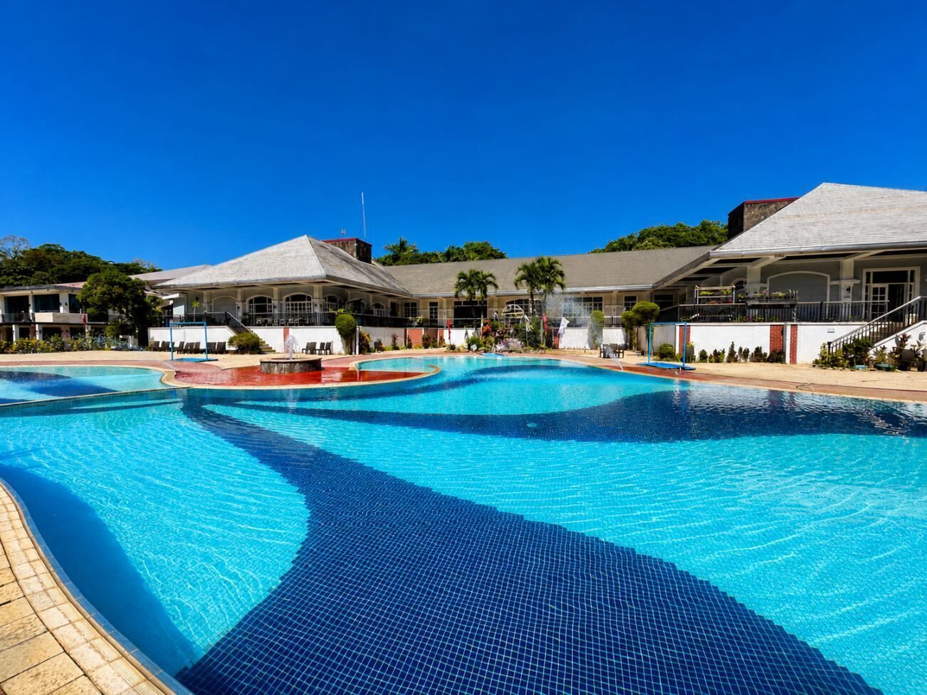 3 outdoor pools, open 8:00 AM to 5:00 PM, sun loungers