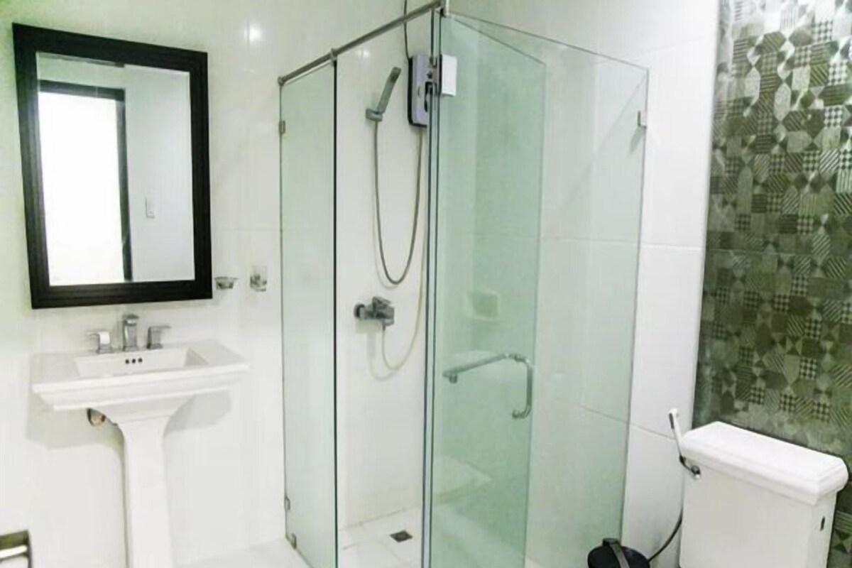 Baño | Regadera, regadera tipo lluvia, amenidades de baño gratuitas, pantuflas 