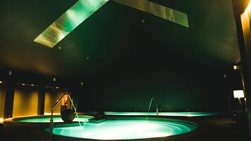 Indoor pool, 2 outdoor pools, pool loungers