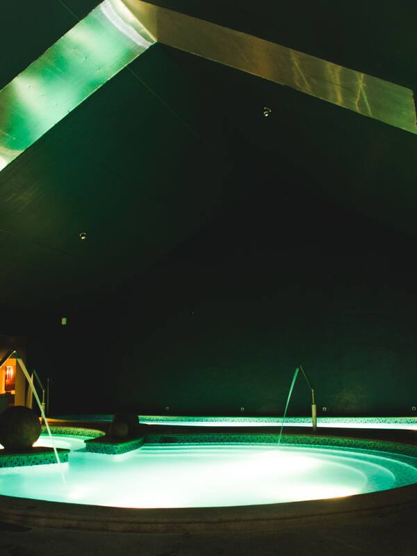 Indoor pool, 2 outdoor pools, pool loungers