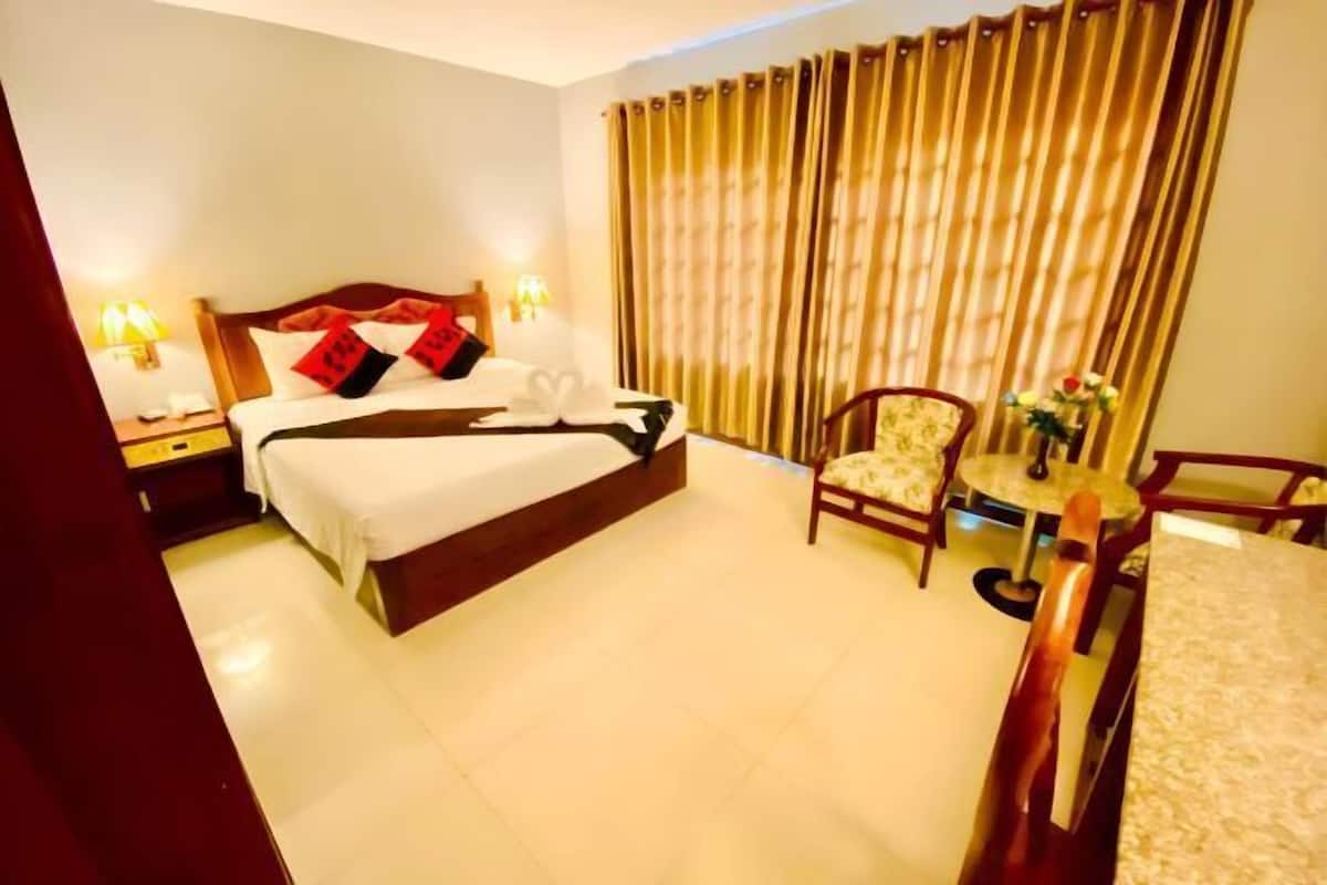 Minibar, in-room safe, individually decorated, individually furnished