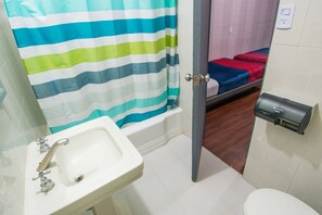 Tremannsrom – standard | Bad | Toalettartikler (inkludert) og håndklær