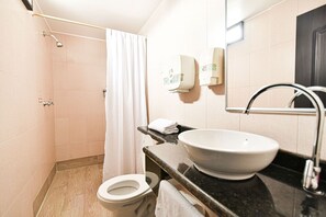Standardværelse til 3 personer - 1 soveværelse | Badeværelse | Bruser, brusehoved med spredningseffekt, gratis toiletartikler
