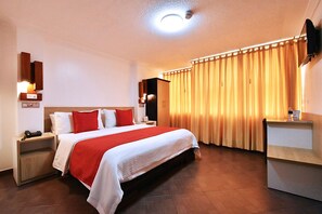 Quarto casal superior, 1 quarto | Edredons de pluma, camas com colchões pillow-top, frigobar, escrivaninha